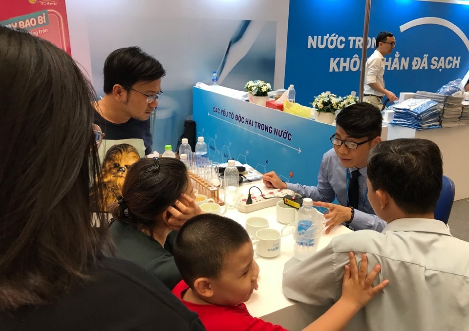 Hàng trăm hộ dân khu vực phía Nam TP.HCM được phân tích nước miễn phí - 2 Hàng trăm hộ dân khu vực phía Nam TP.HCM được phân tích nước miễn phí - 2