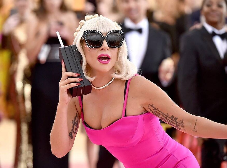 Những món phụ kiện điên rồ trên thảm đỏ Met gala - 1 Những món phụ kiện điên rồ trên thảm đỏ Met gala - 1