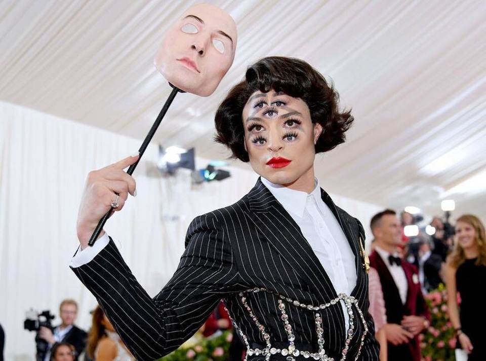Những món phụ kiện điên rồ trên thảm đỏ Met gala - 12 Những món phụ kiện điên rồ trên thảm đỏ Met gala - 12
