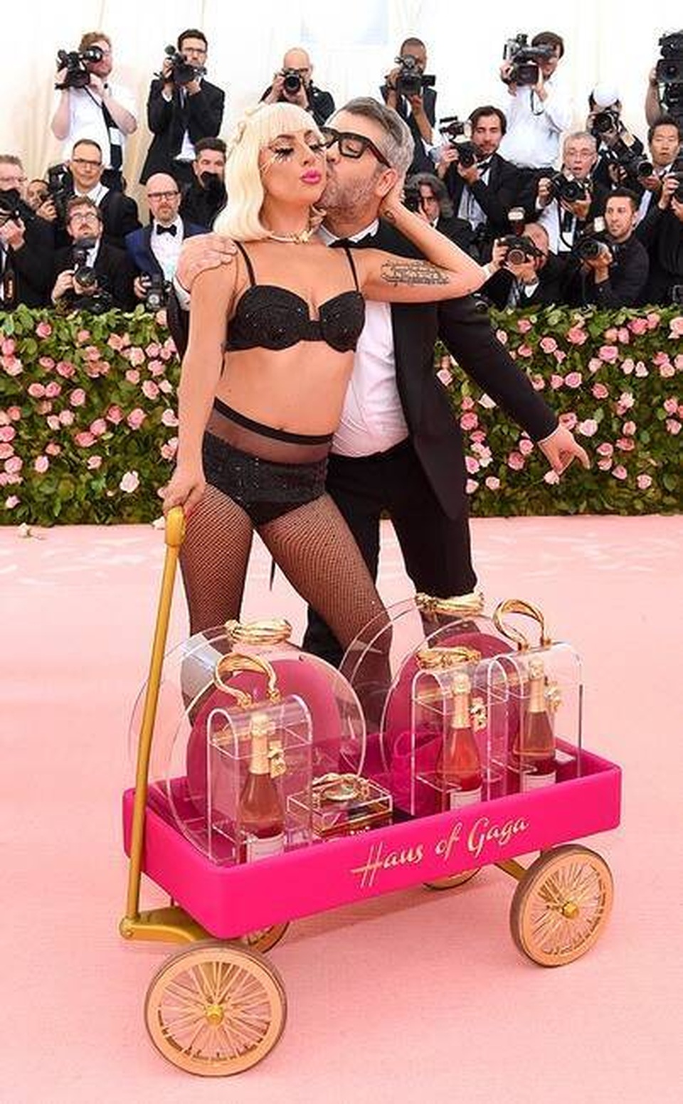 Những món phụ kiện điên rồ trên thảm đỏ Met gala - 15 Những món phụ kiện điên rồ trên thảm đỏ Met gala - 15