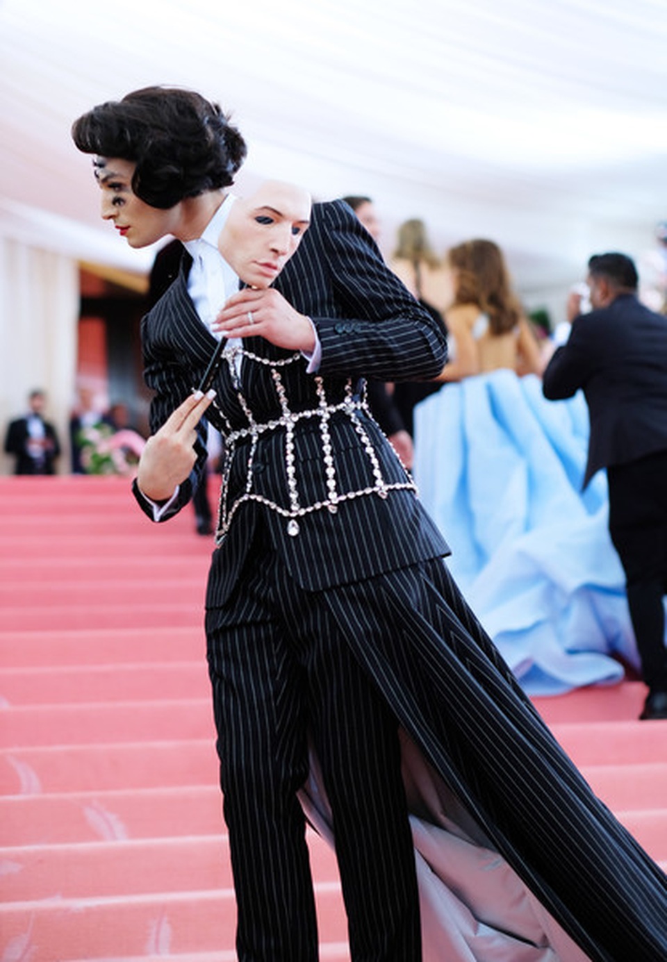 Ezra Miller gắn loạt mắt lên mặt dự Met gala - 2 Ezra Miller gắn loạt mắt lên mặt dự Met gala - 2