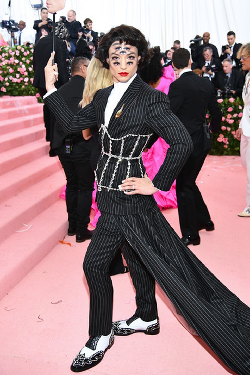 Ezra Miller gắn loạt mắt lên mặt dự Met gala - 5 Ezra Miller gắn loạt mắt lên mặt dự Met gala - 5