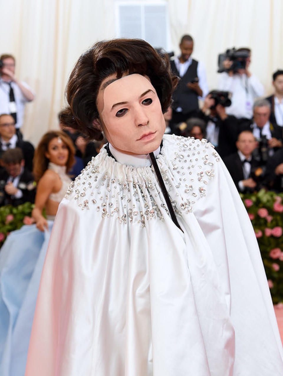 Ezra Miller gắn loạt mắt lên mặt dự Met gala - 3 Ezra Miller gắn loạt mắt lên mặt dự Met gala - 3