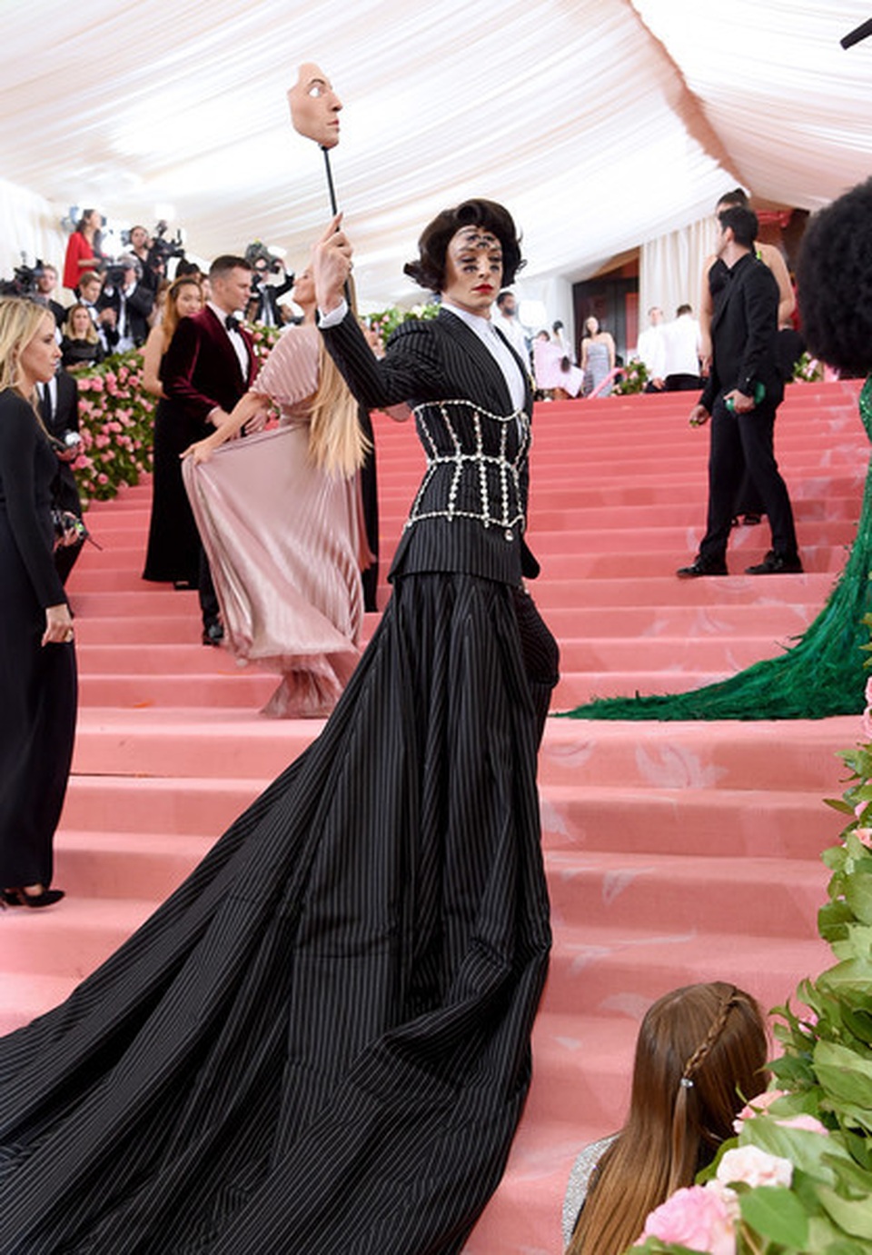 Ezra Miller gắn loạt mắt lên mặt dự Met gala - 7 Ezra Miller gắn loạt mắt lên mặt dự Met gala - 7