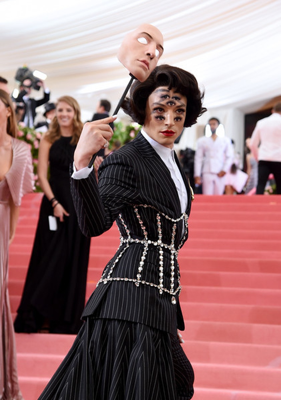 Ezra Miller gắn loạt mắt lên mặt dự Met gala - 8 Ezra Miller gắn loạt mắt lên mặt dự Met gala - 8