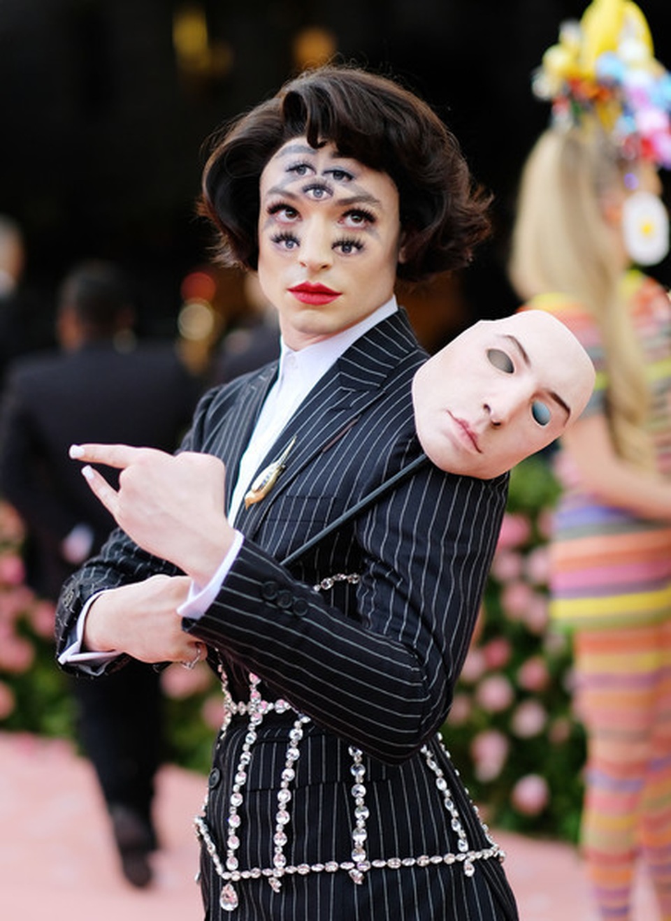 Ezra Miller gắn loạt mắt lên mặt dự Met gala - 6 Ezra Miller gắn loạt mắt lên mặt dự Met gala - 6