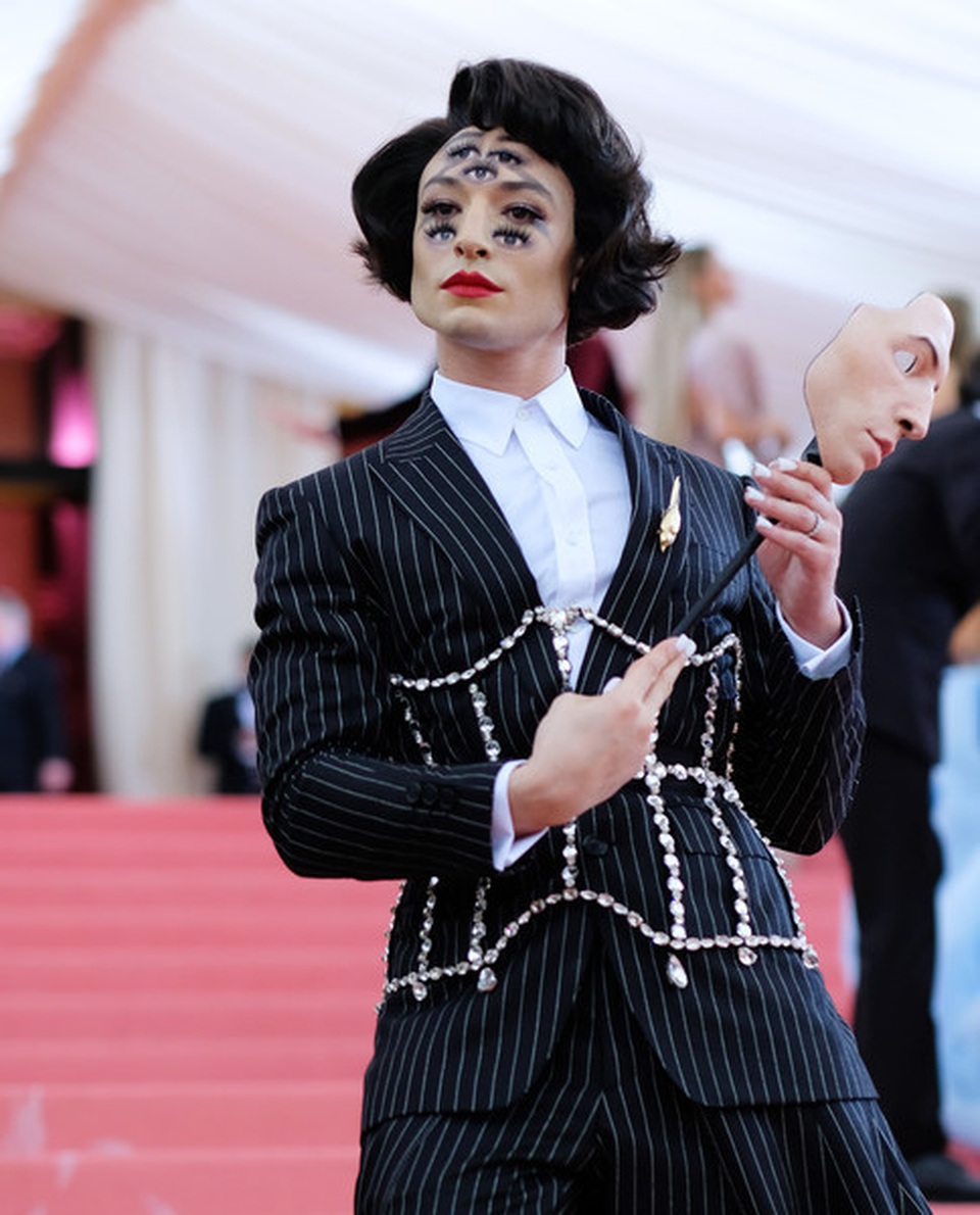 Ezra Miller gắn loạt mắt lên mặt dự Met gala - 1 Ezra Miller gắn loạt mắt lên mặt dự Met gala - 1