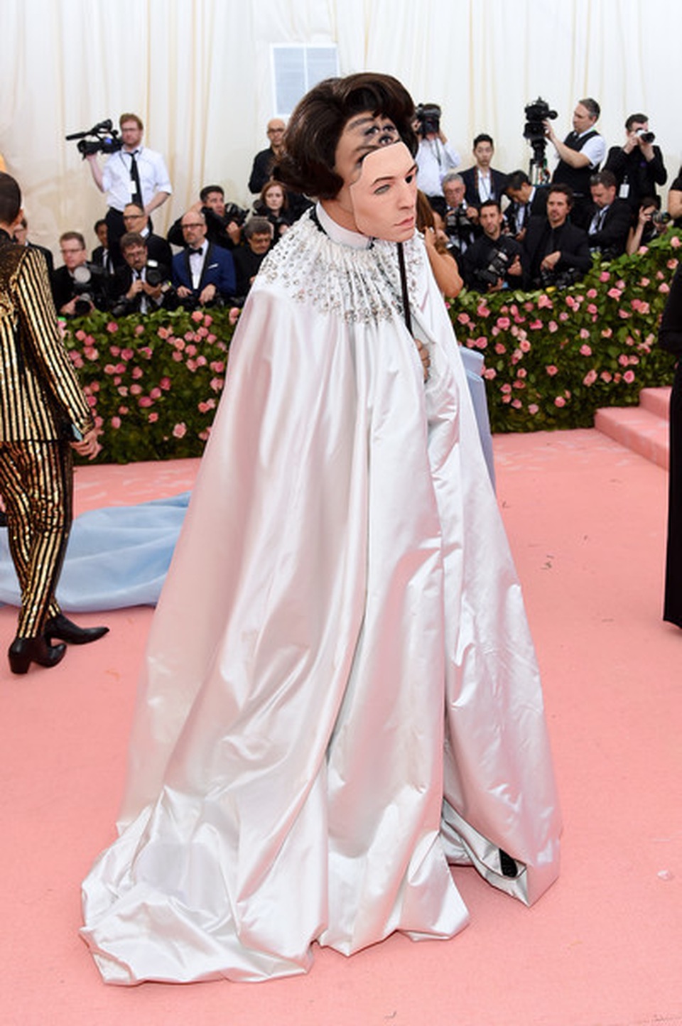 Ezra Miller gắn loạt mắt lên mặt dự Met gala - 4 Ezra Miller gắn loạt mắt lên mặt dự Met gala - 4