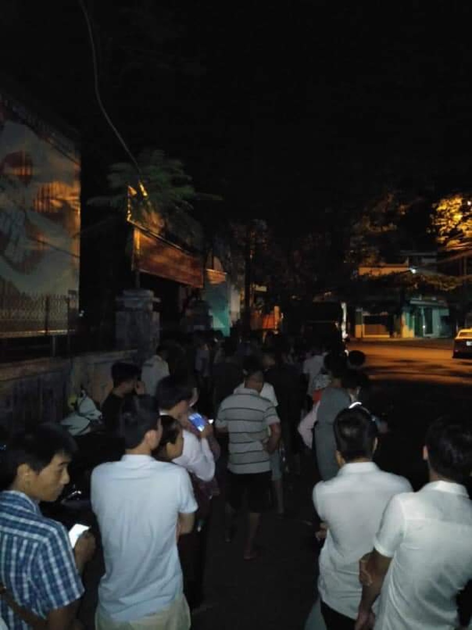 Choáng với cảnh xếp hàng chờ lấy phiếu tiêm vắc xin chưa từng có ở Huế - 1 Choáng với cảnh xếp hàng chờ lấy phiếu tiêm vắc xin chưa từng có ở Huế - 1