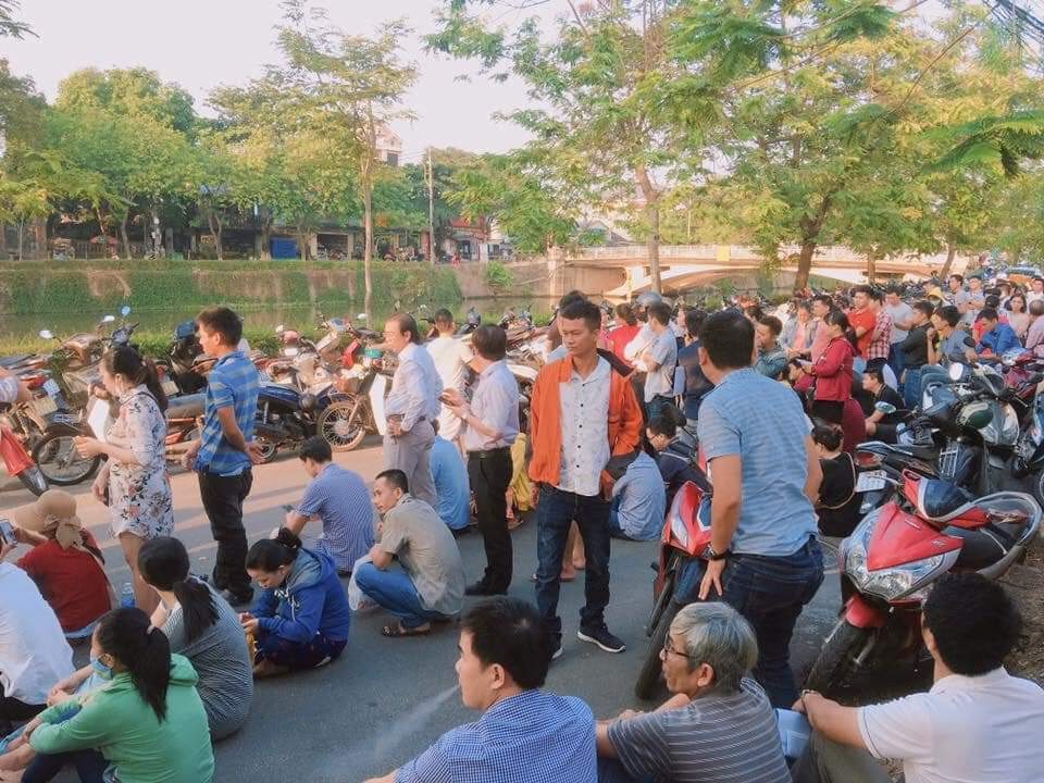 Choáng với cảnh xếp hàng chờ lấy phiếu tiêm vắc xin chưa từng có ở Huế - 4 Choáng với cảnh xếp hàng chờ lấy phiếu tiêm vắc xin chưa từng có ở Huế - 4
