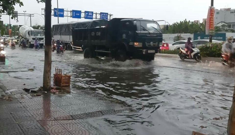 Đà Nẵng: Mưa lớn, đường phố ngập nặng, nước thải ào ạt ra biển - 5 Đà Nẵng: Mưa lớn, đường phố ngập nặng, nước thải ào ạt ra biển - 5