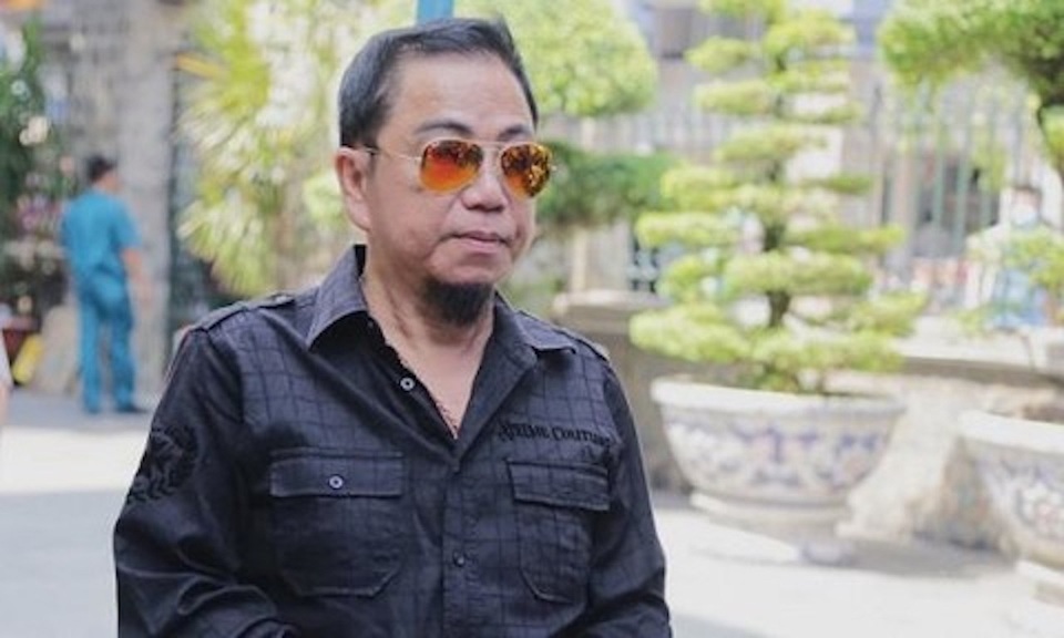 Hồng Tơ bị bắt khi đang đánh bạc cùng 5 người tại quán cà phê của mình Hồng Tơ bị bắt khi đang đánh bạc cùng 5 người tại quán cà phê của mình