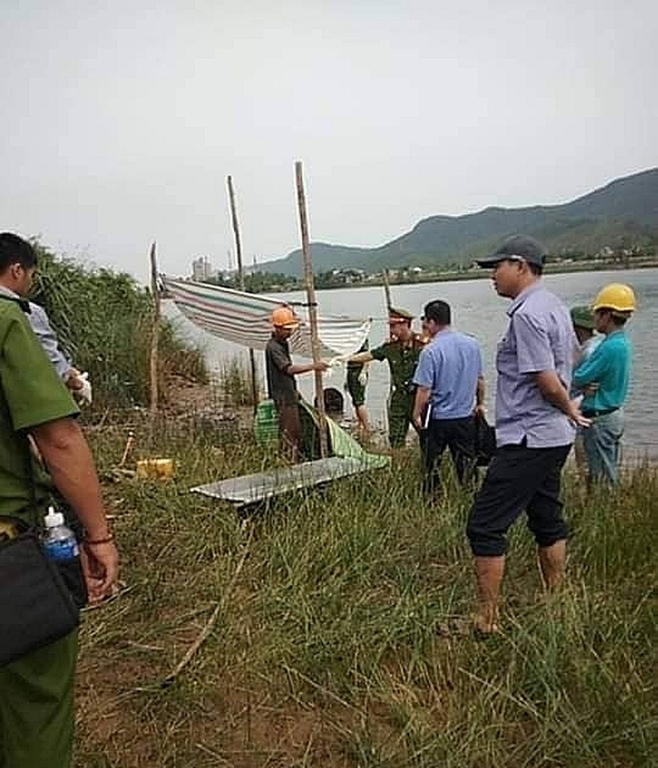 Phát hiện thi thể vợ cán bộ địa chính trên sông - 1 Phát hiện thi thể vợ cán bộ địa chính trên sông - 1