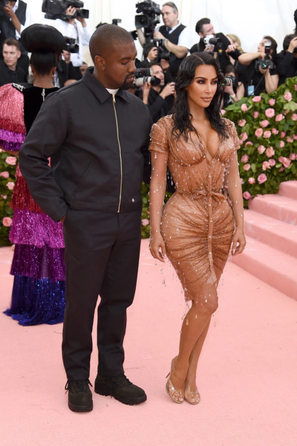 Kim Kardashian thừa nhận không thể ngồi vì váy bó sát - 5 Kim Kardashian thừa nhận không thể ngồi vì váy bó sát - 5