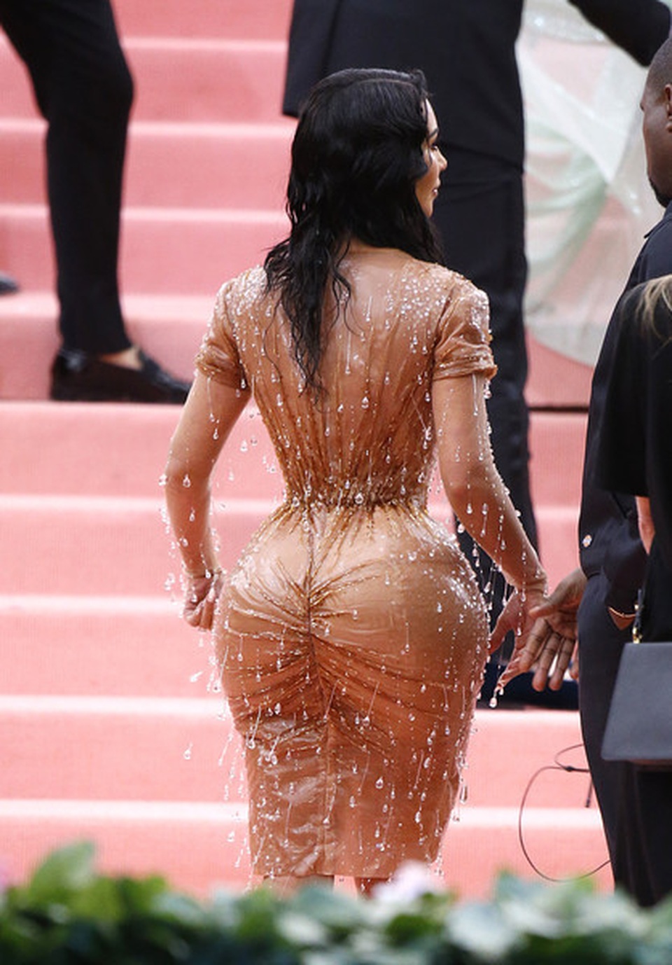 Kim Kardashian thừa nhận không thể ngồi vì váy bó sát - 4 Kim Kardashian thừa nhận không thể ngồi vì váy bó sát - 4