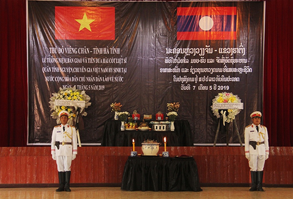 Lễ truy điệu, nhận bàn giao 2 hài cốt liệt sỹ Việt Nam hy sinh tại Viêng Chăn - 1 Lễ truy điệu, nhận bàn giao 2 hài cốt liệt sỹ Việt Nam hy sinh tại Viêng Chăn - 1