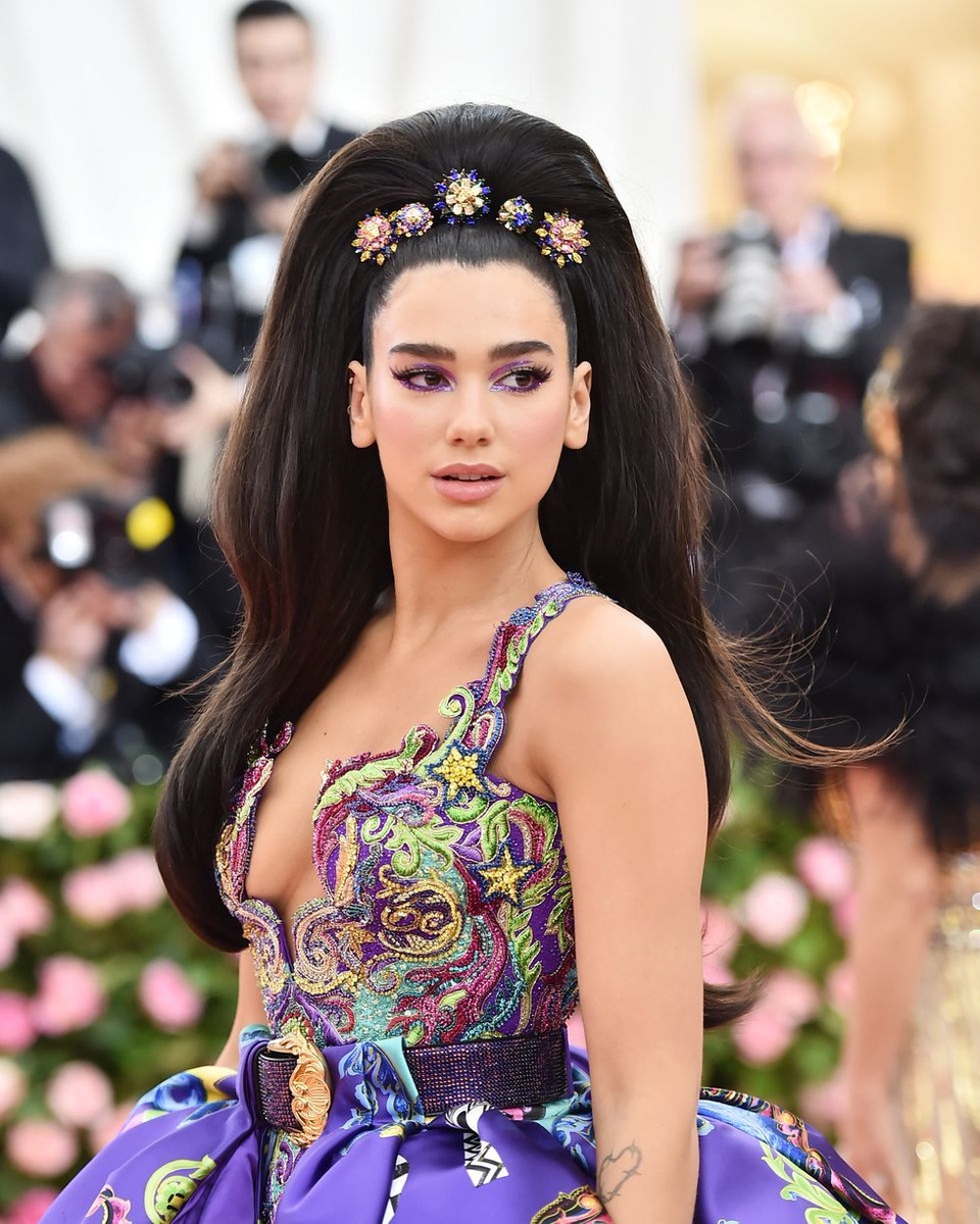 Những kiểu tóc và trang điểm ấn tượng tại Met gala - 5 Những kiểu tóc và trang điểm ấn tượng tại Met gala - 5