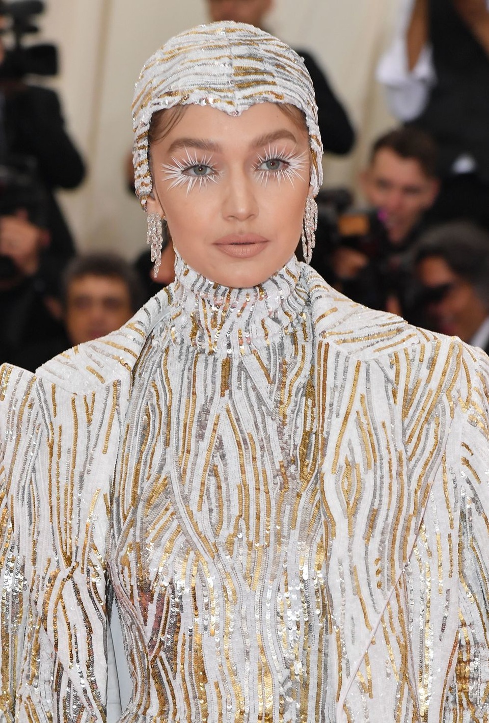 Những kiểu tóc và trang điểm ấn tượng tại Met gala - 12 Những kiểu tóc và trang điểm ấn tượng tại Met gala - 12