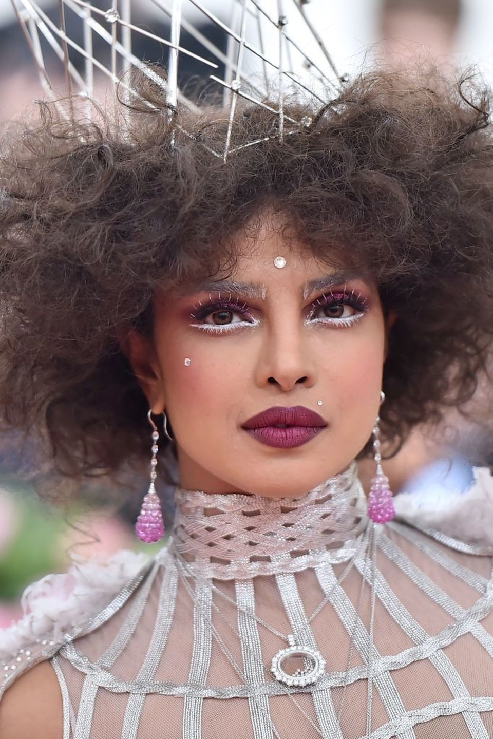 Những kiểu tóc và trang điểm ấn tượng tại Met gala - 13 Những kiểu tóc và trang điểm ấn tượng tại Met gala - 13