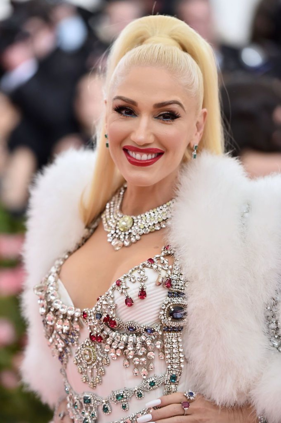 Những kiểu tóc và trang điểm ấn tượng tại Met gala - 15 Những kiểu tóc và trang điểm ấn tượng tại Met gala - 15