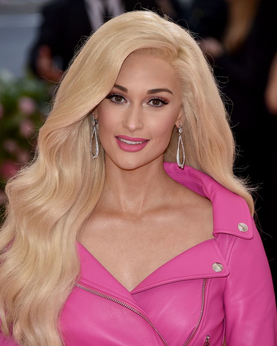 Những kiểu tóc và trang điểm ấn tượng tại Met gala - 18 Những kiểu tóc và trang điểm ấn tượng tại Met gala - 18