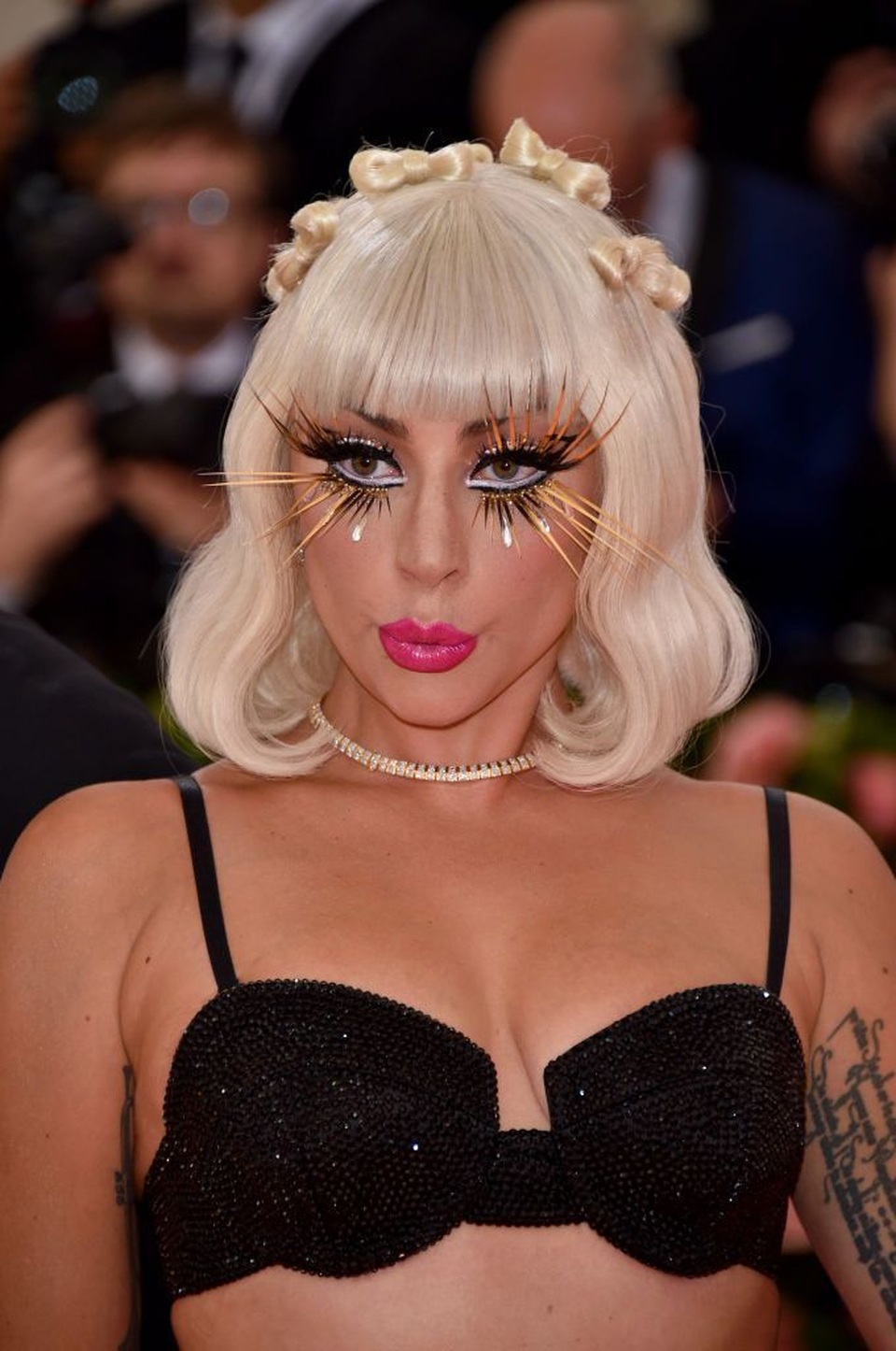 Những kiểu tóc và trang điểm ấn tượng tại Met gala - 20 Những kiểu tóc và trang điểm ấn tượng tại Met gala - 20