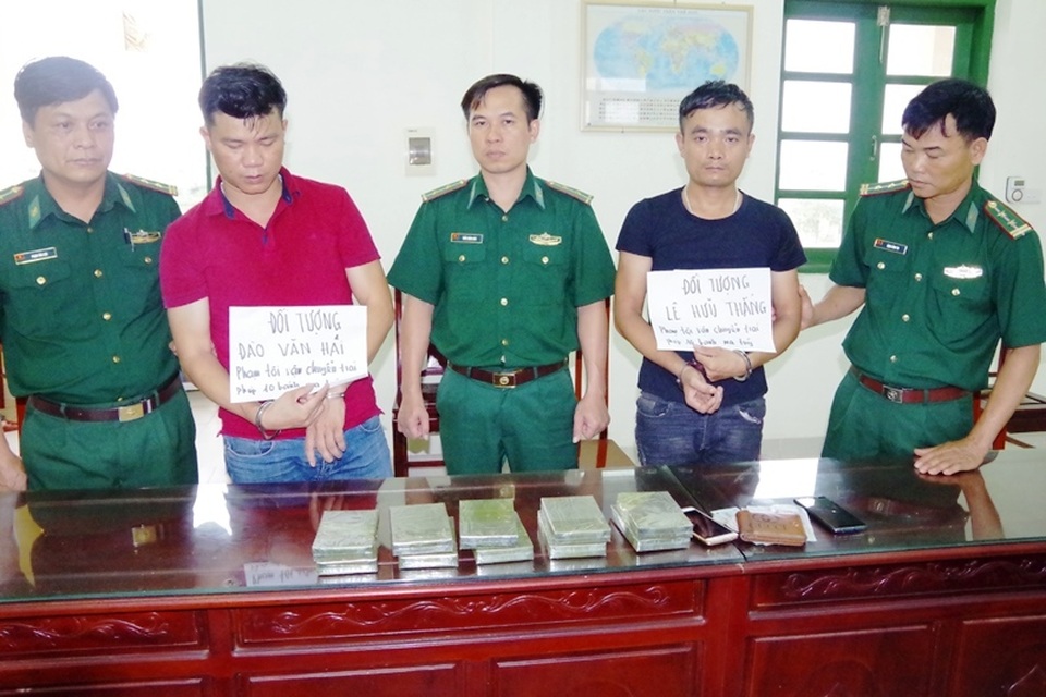 Bắt giữ 2 đối tượng vận chuyển 10 bánh heroin - 1 Bắt giữ 2 đối tượng vận chuyển 10 bánh heroin - 1