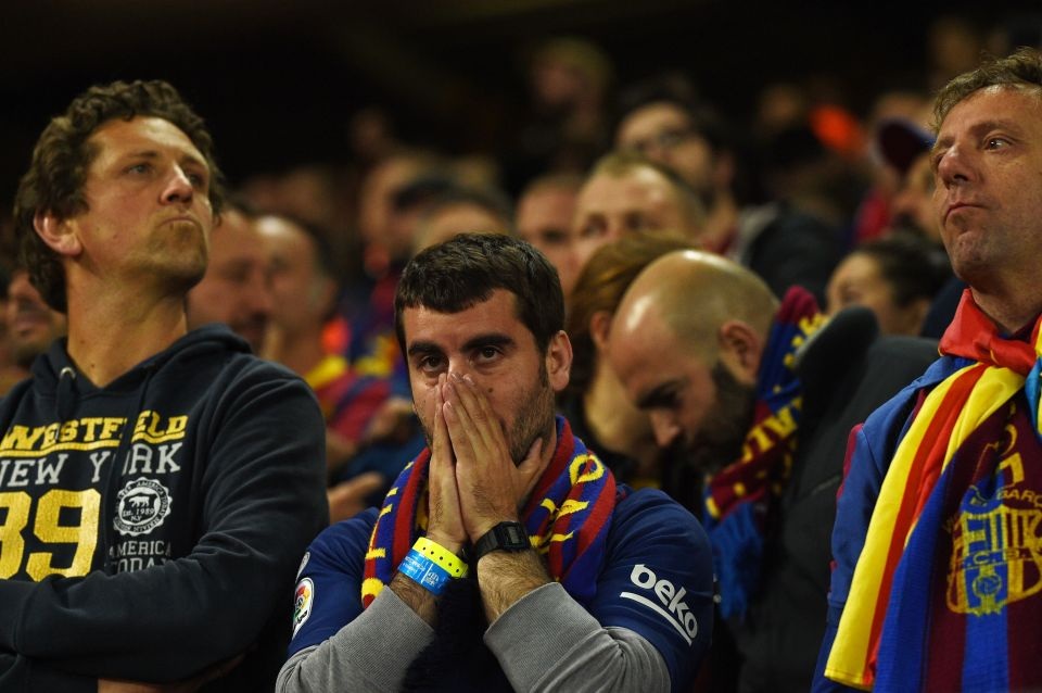 CĐV Barcelona khóc như mưa sau thất bại khó tin trước Liverpool - 2