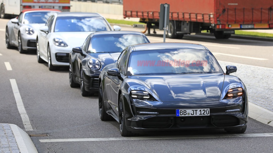 Hình ảnh rõ nét đầu tiên của tân binh Porsche Taycan - 1 Hình ảnh rõ nét đầu tiên của tân binh Porsche Taycan - 1