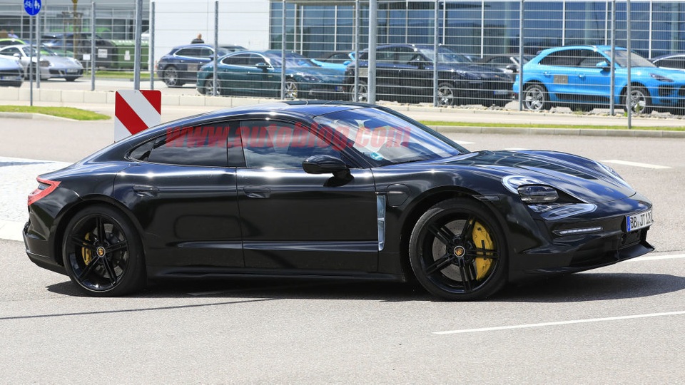 Hình ảnh rõ nét đầu tiên của tân binh Porsche Taycan - 4 Hình ảnh rõ nét đầu tiên của tân binh Porsche Taycan - 4