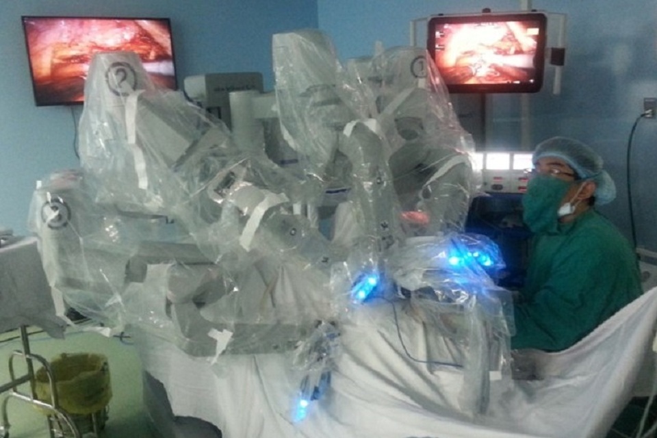 Cụ bà 5 lần mổ bụng được robot giải thoát khỏi bướu thận - 1 Cụ bà 5 lần mổ bụng được robot giải thoát khỏi bướu thận - 1