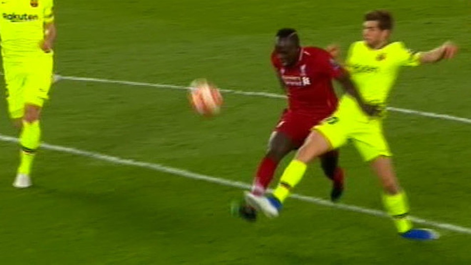 Liverpool 4-0 Barcelona: Cú sốc lớn tại Anfield - 10