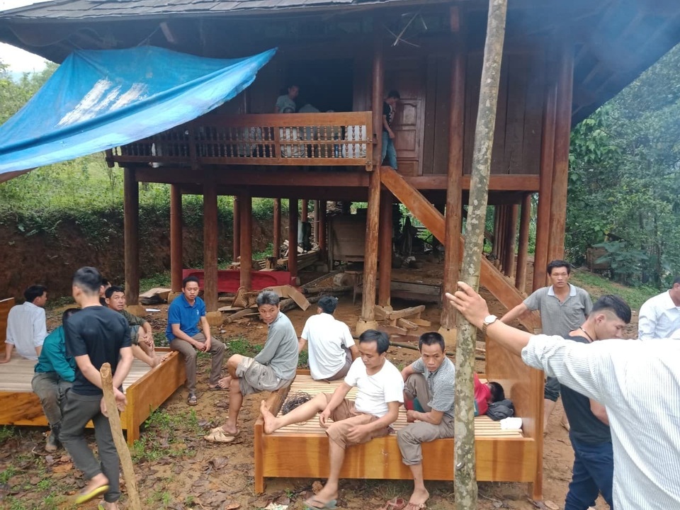 Vừa bước xuống cầu thang, người đàn ông bị sét đánh tử vong - 1 Vừa bước xuống cầu thang, người đàn ông bị sét đánh tử vong - 1