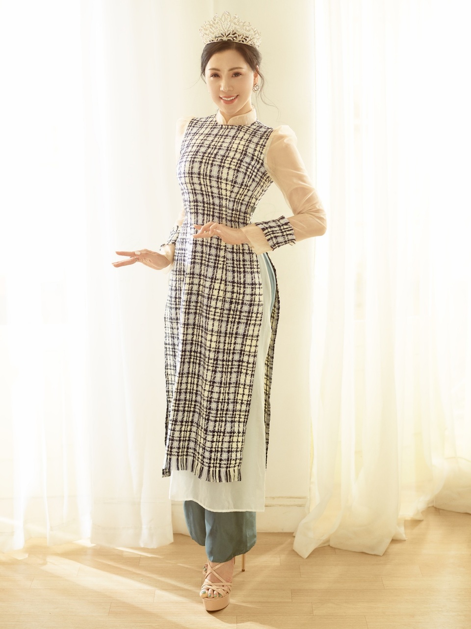 Vẻ đẹp quyến rũ của nhà thiết kế thời trang Kathy Hương - 5 Vẻ đẹp quyến rũ của nhà thiết kế thời trang Kathy Hương - 5