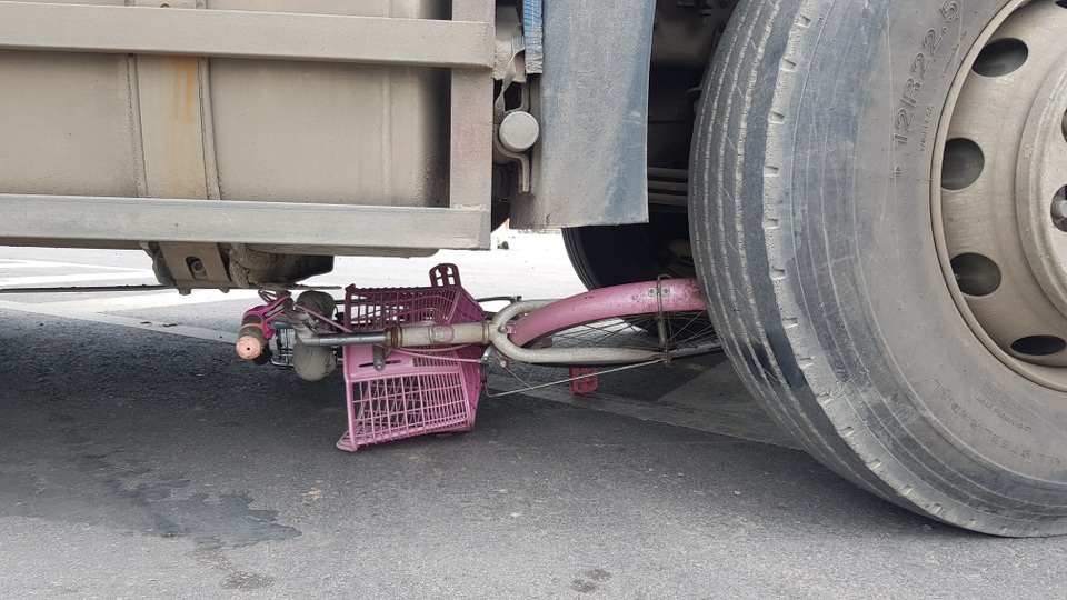 Học sinh lớp 6 chết thảm dưới bánh xe đầu kéo - 2 Học sinh lớp 6 chết thảm dưới bánh xe đầu kéo - 2