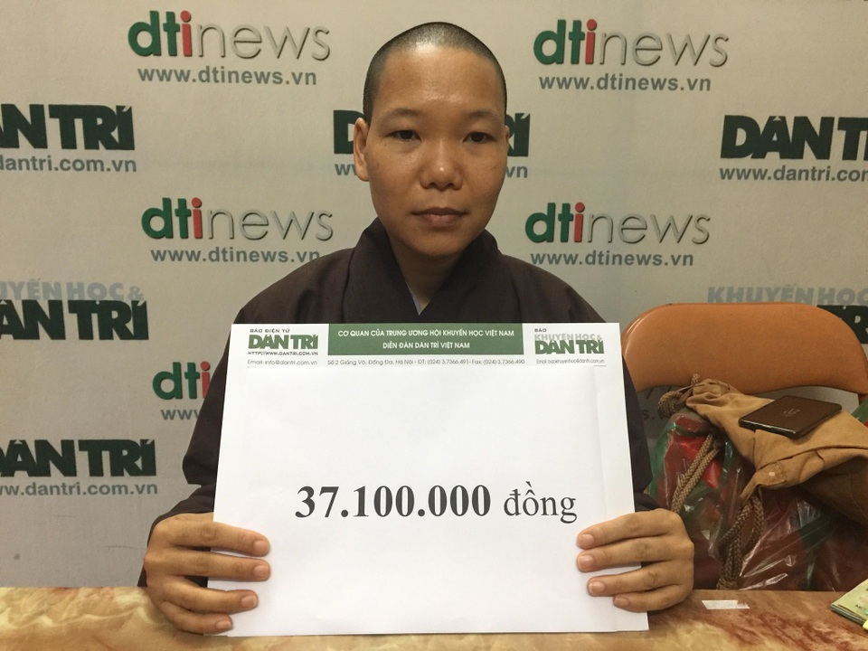 Trao tặng hơn 37 triệu đồng của bạn đọc Dân trí giúp cô bé Thảo bị bỏ rơi ở nhà chùa - 2 Trao tặng hơn 37 triệu đồng của bạn đọc Dân trí giúp cô bé Thảo bị bỏ rơi ở nhà chùa - 2