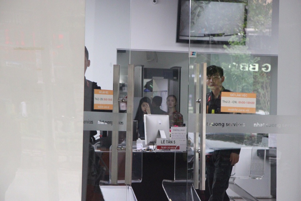 Công an khám xét các cửa hàng của Nhật Cường mobile - 8 Công an khám xét các cửa hàng của Nhật Cường mobile - 8
