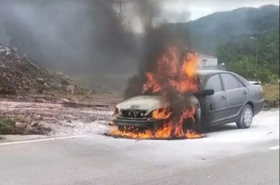 Ô tô đang chạy bất ngờ cháy dữ dội, tài xế bỏ chạy thoát thân - 1