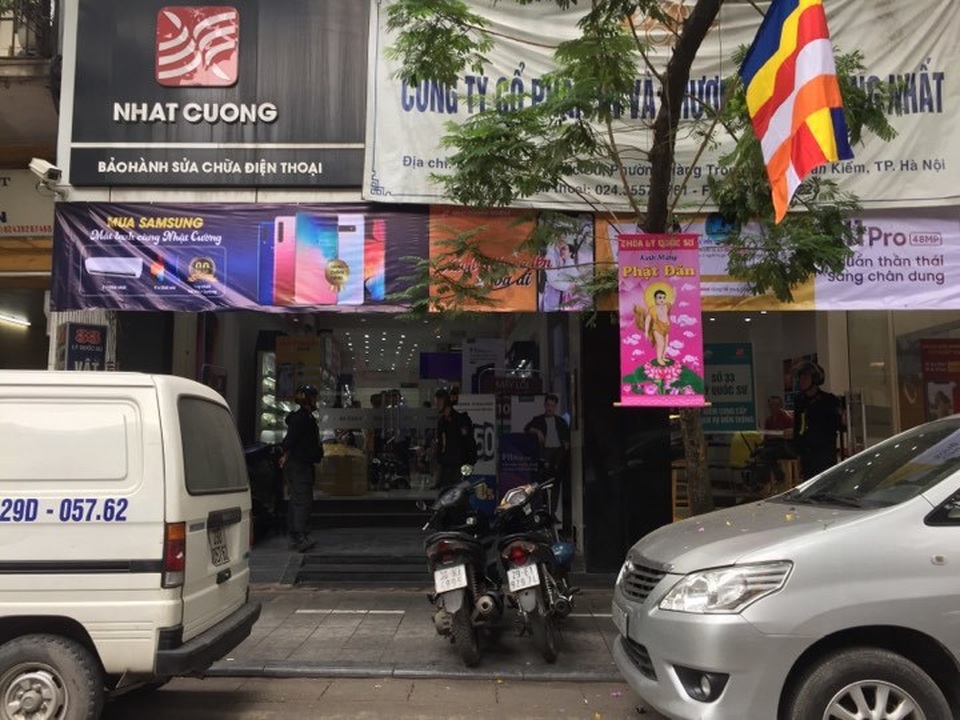 Công an khám xét các cửa hàng của Nhật Cường mobile - 1 Công an khám xét các cửa hàng của Nhật Cường mobile - 1