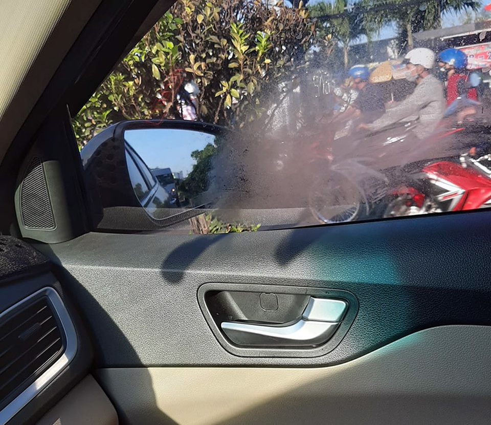 Phải làm gì khi nước đọng bên ngoài cửa kính? - 1 Phải làm gì khi nước đọng bên ngoài cửa kính? - 1