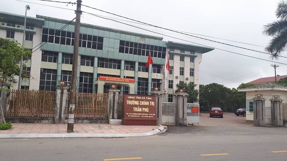 Đình chỉ công tác một trưởng khoa Trường Chính trị vì đăng tin sai sự thật - 1 Đình chỉ công tác một trưởng khoa Trường Chính trị vì đăng tin sai sự thật - 1