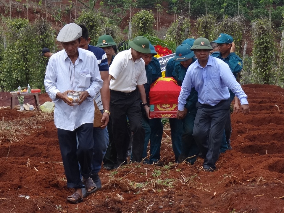 Quy tập hài cốt liệt sĩ hy sinh hơn 50 năm tại khu rẫy cà phê - 2 Quy tập hài cốt liệt sĩ hy sinh hơn 50 năm tại khu rẫy cà phê - 2