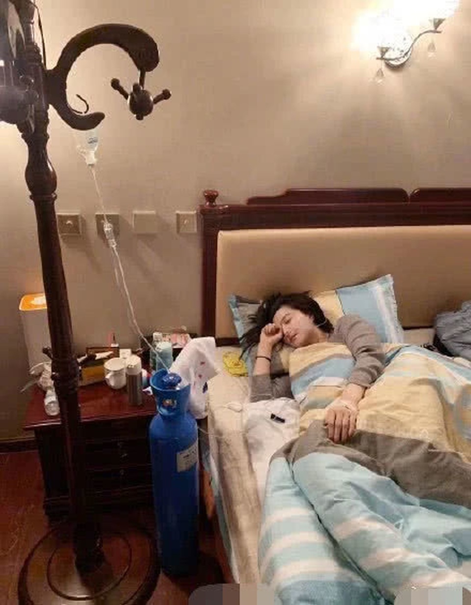 Phạm Băng Băng bị chảy máu mũi, thở oxy trong chuyến từ thiện - 1 Phạm Băng Băng bị chảy máu mũi, thở oxy trong chuyến từ thiện - 1