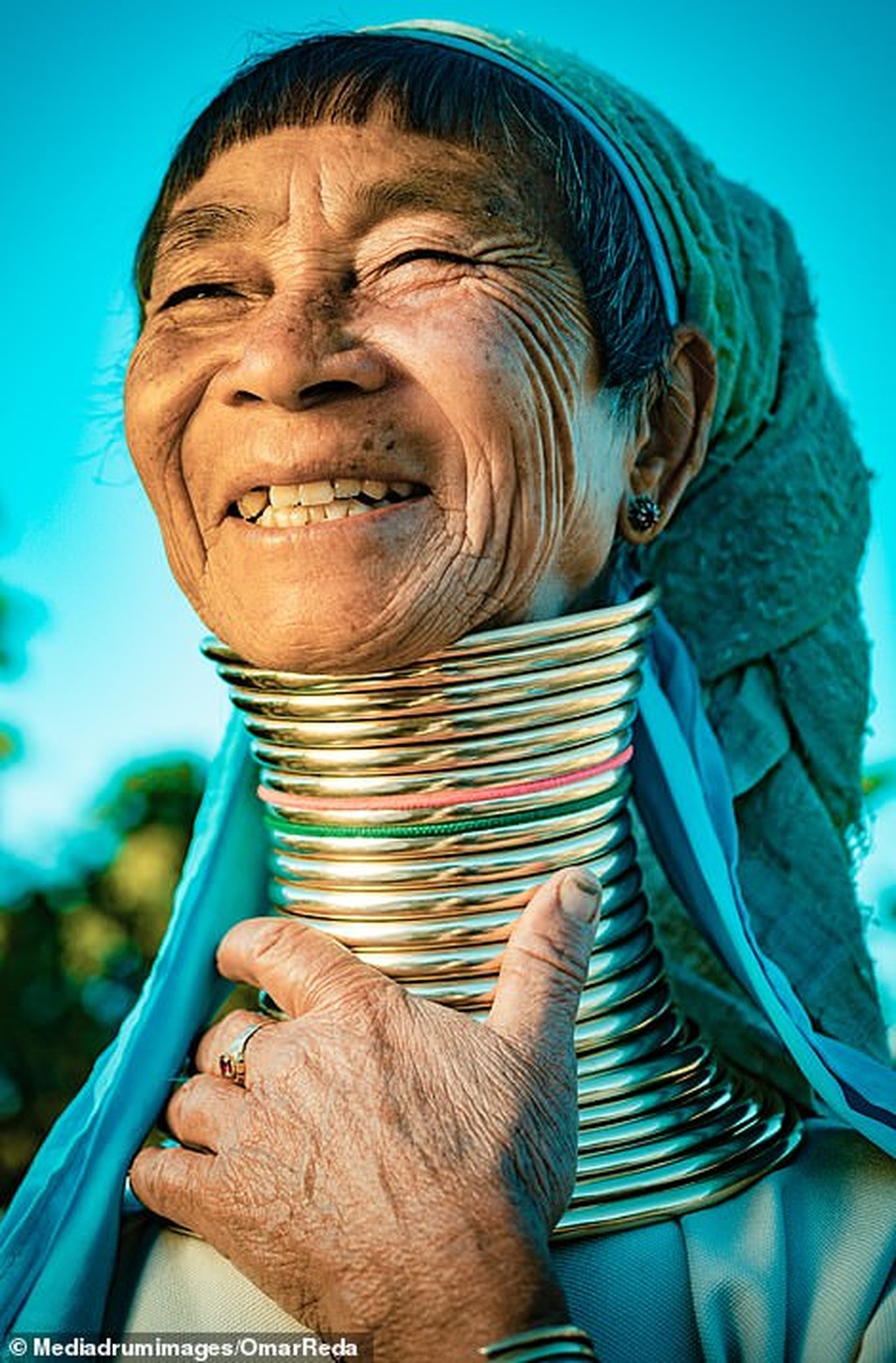 Bí ẩn đằng sau những chiếc cổ dài như hươu cao cổ của phụ nữ bộ tộc Myanmar - 1 Bí ẩn đằng sau những chiếc cổ dài như hươu cao cổ của phụ nữ bộ tộc Myanmar - 1
