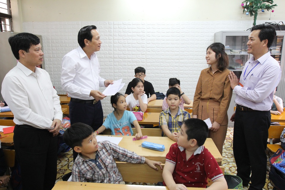 Bộ trưởng Đào Ngọc Dung tặng quà các cháu có hoàn cảnh khó khăn - 1 Bộ trưởng Đào Ngọc Dung tặng quà các cháu có hoàn cảnh khó khăn - 1