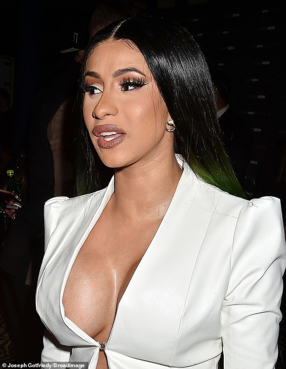 Cardi B tự tin khoe ngực mới chỉnh sửa - 1 Cardi B tự tin khoe ngực mới chỉnh sửa - 1