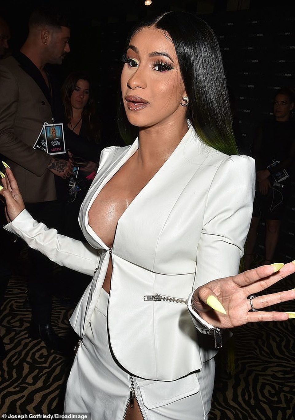Cardi B tự tin khoe ngực mới chỉnh sửa - 4 Cardi B tự tin khoe ngực mới chỉnh sửa - 4