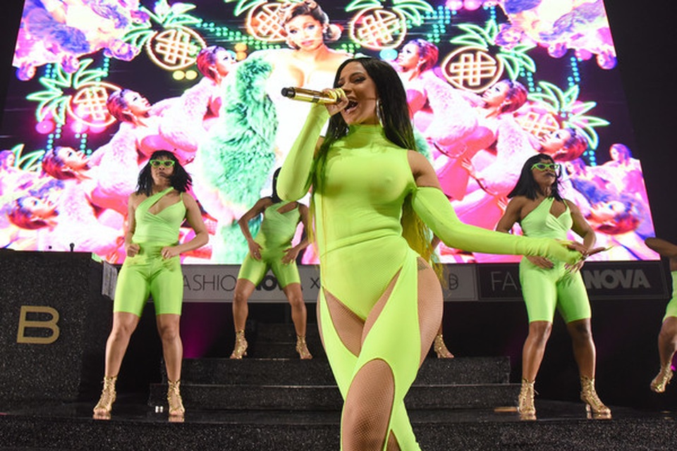 Cardi B tự tin khoe ngực mới chỉnh sửa - 9 Cardi B tự tin khoe ngực mới chỉnh sửa - 9