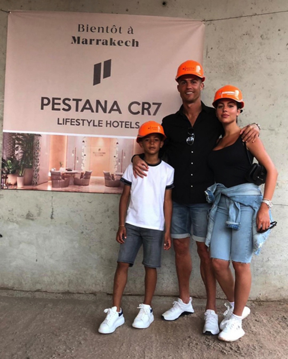 C.Ronaldo đội mũ công nhân để dẫn cả nhà đi chơi… khách sạn - 1