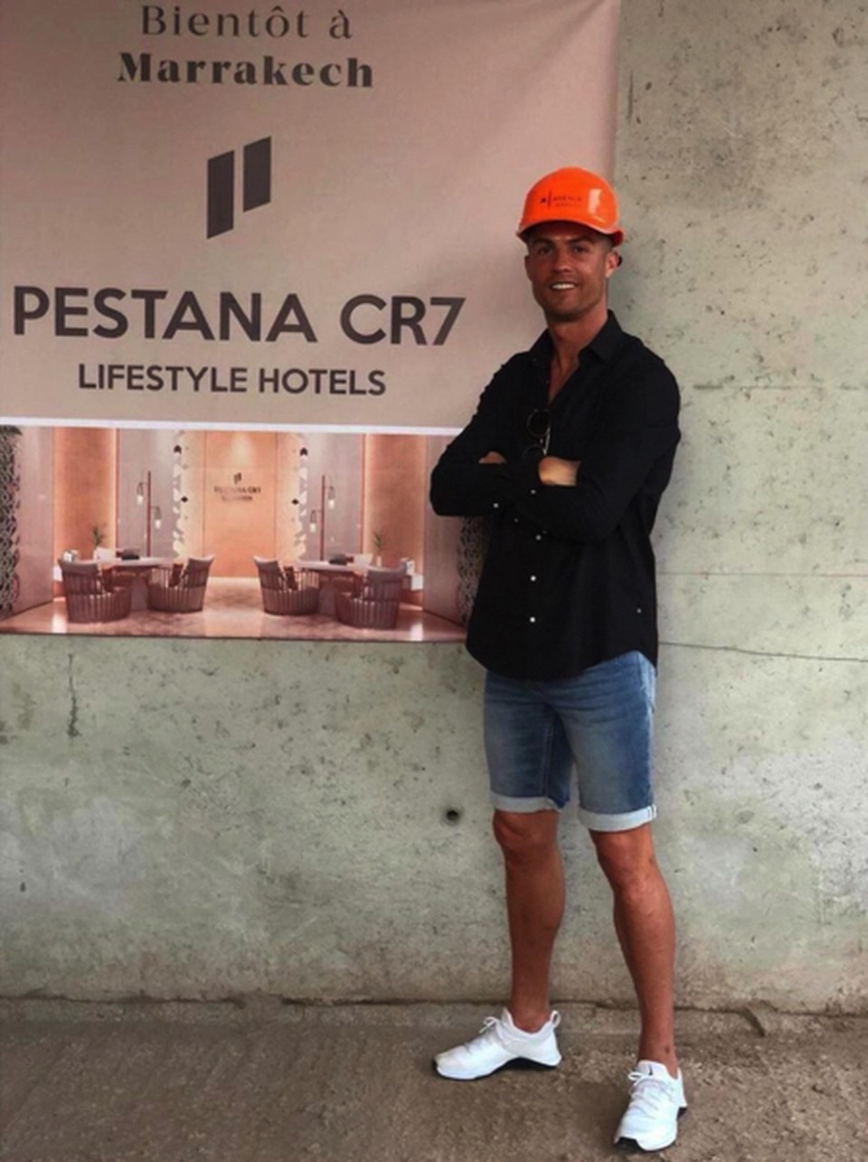 C.Ronaldo đội mũ công nhân để dẫn cả nhà đi chơi… khách sạn - 2